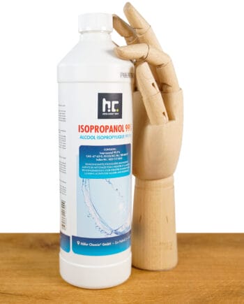 Isopropanol in einer weißen 1 Liter Flasche mit einer Holzhand